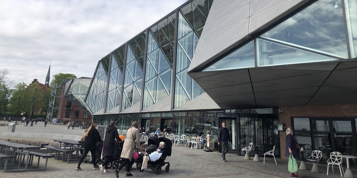 Moderne Kulturwerft mit Glasfassade in Helsingør